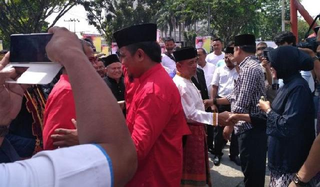 HM Harris Hantar Lamaran ke Markas PDIP Riau