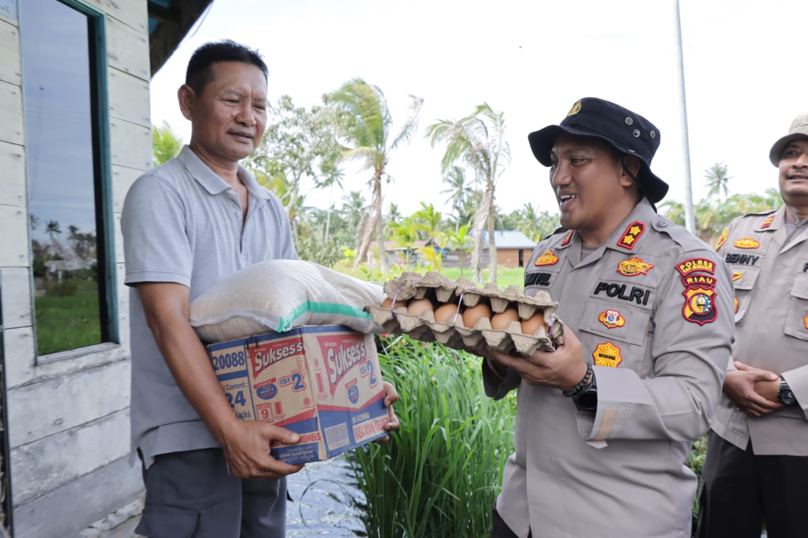 Kapolres Kepulauan Meranti Serahkan Sembako Untuk Warga Terdampak Banjir