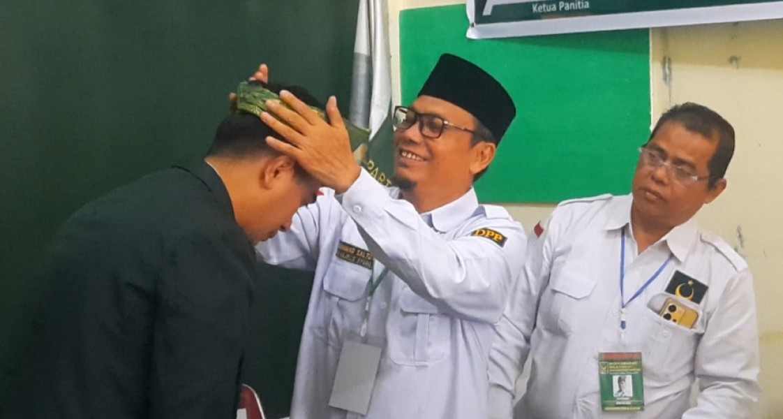 Ketua Umum DPP PBB Dipasangkan Tanjak Khas Melayu