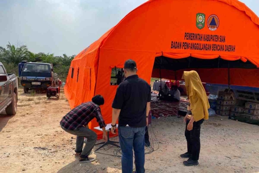 Atasi Blank Spot, Diskominfo Siak Pasang Internet Satelit di Posko Karhutla