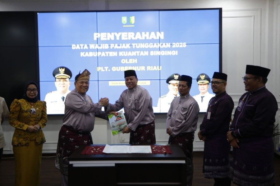 Plt Gubri Serahkan Data Tunggakan PKB Rp20,7 Miliar di Kuantan Singingi