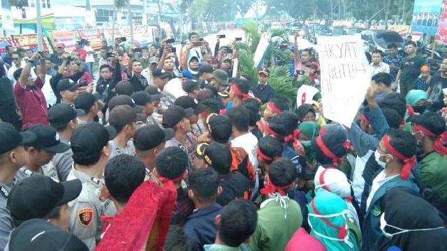 Pelantikan Wakil Rakyat Meranti yang baru Diwarnai Aksi Unjukrasa