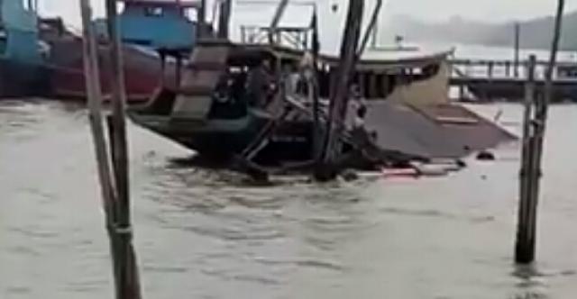 Kapal Kempang Angkut BBM Tenggelam di Selat Air Hitam