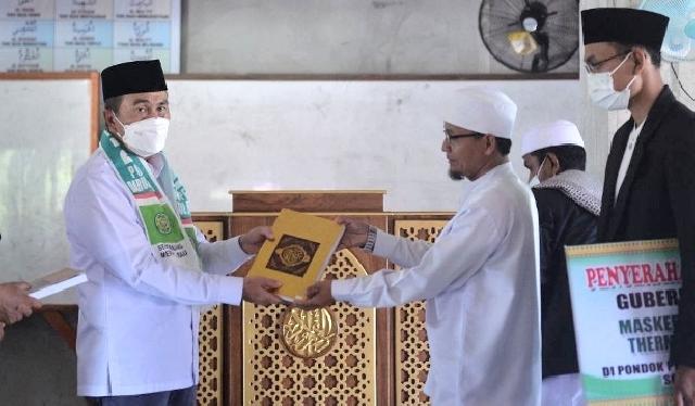 Gubernur Riau Serahkan Bantuan 50 Mushaf Alquran di Ponpes Darul Fikri