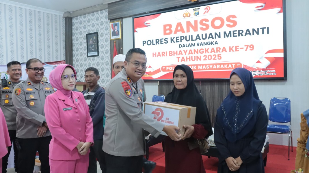 Sambut Hari Bhayangkara Ke 79, Polres Kepulauan Meranti Bagikan Bansos Kaum Duafa
