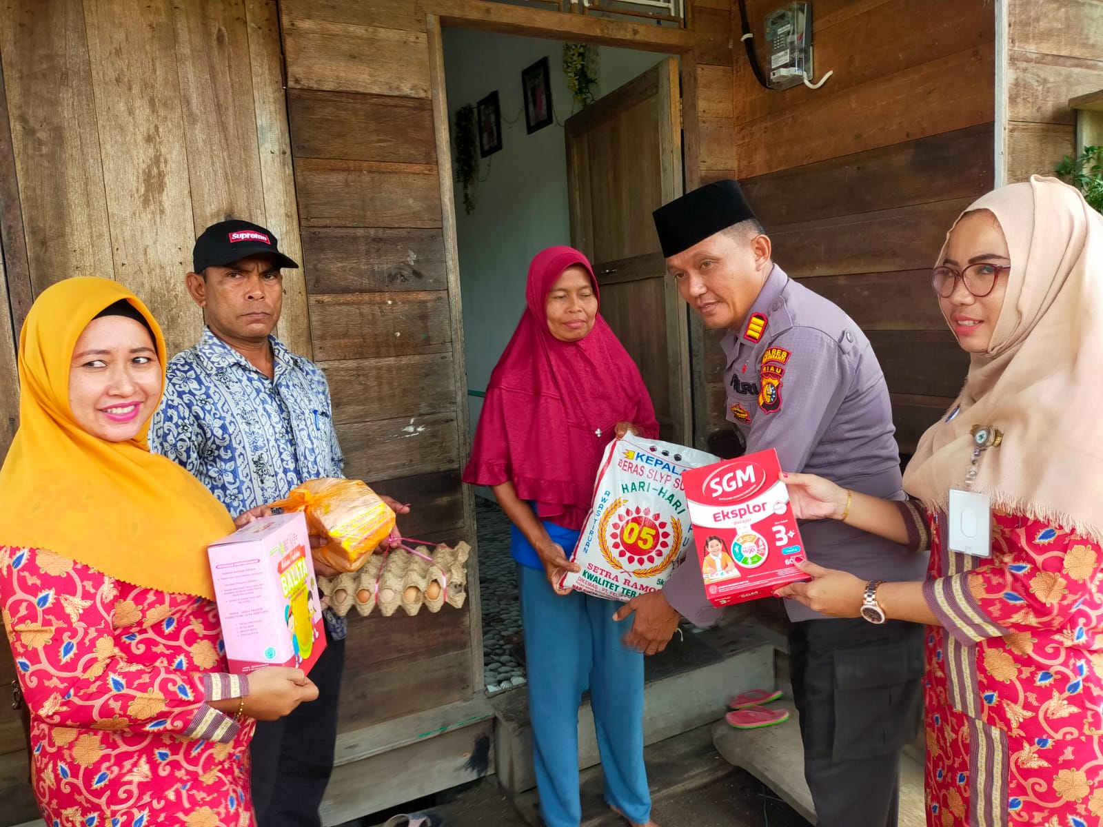 Sobat Kamis Barokah, Polsek Merbau Kembali Bantu Balita Stunting