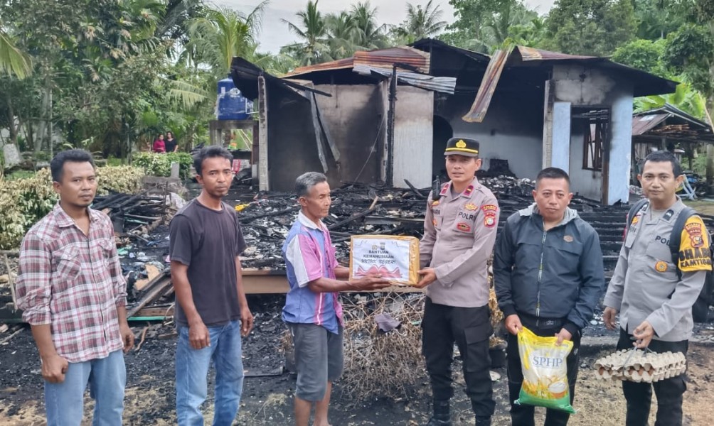 Polsek Rangsang Barat Beri Bantuan Korban Kebakaran Rumah di Desa Bokor