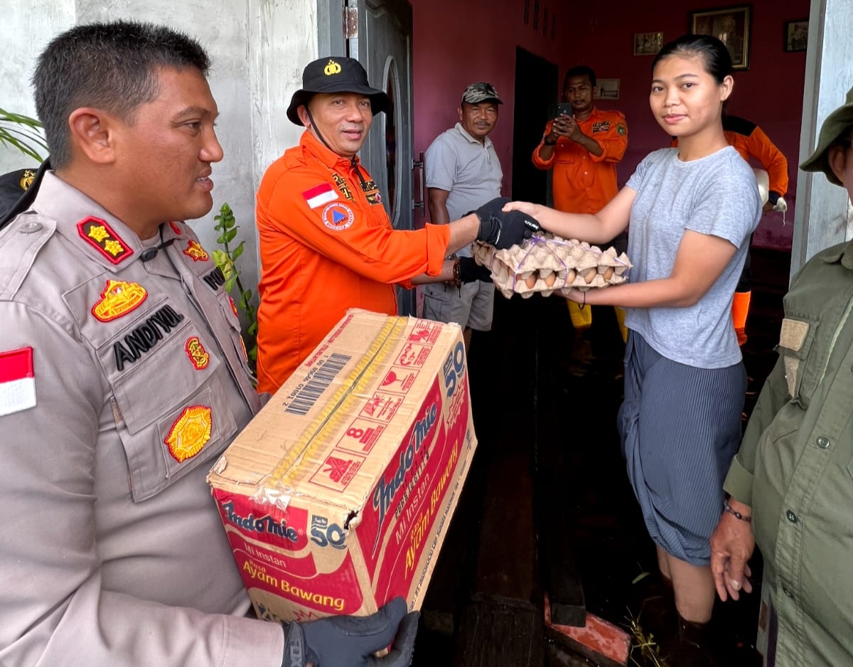 Bupati Tinjau Banjir dan Serahkan Sembako untuk Warga Terdampak
