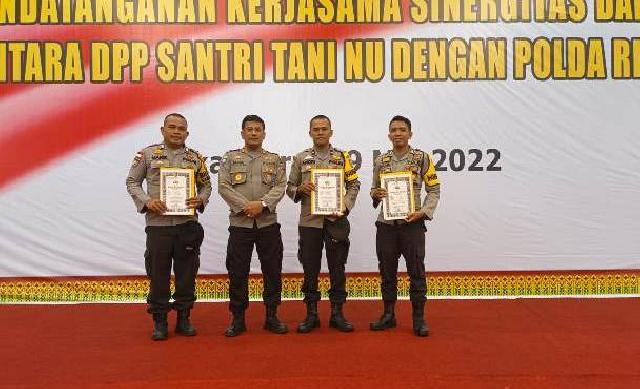 Tiga Bhabinkamtibmas Polres Meranti Terima Penghargaan Kapolda Riau