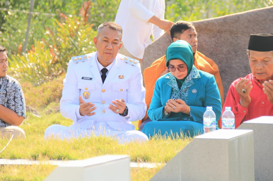 Usai Dilantik, Wakil Bupati Kepulauan Meranti Langsung Ziarah ke Makam Orang Tua