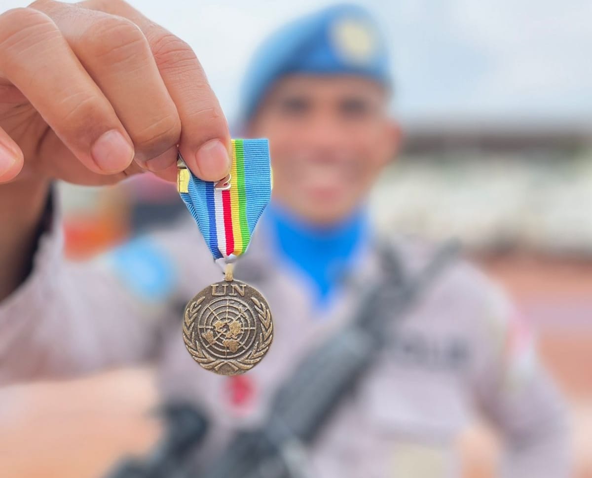 PBB Beri Penghargaan Medali Kepada 6 Personel Polda Riau