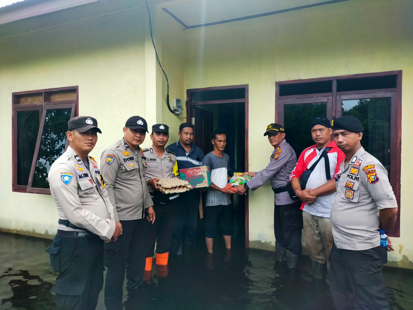 Polsek Merbau Bantu Warga Terdampak Banjir di Desa Dedap
