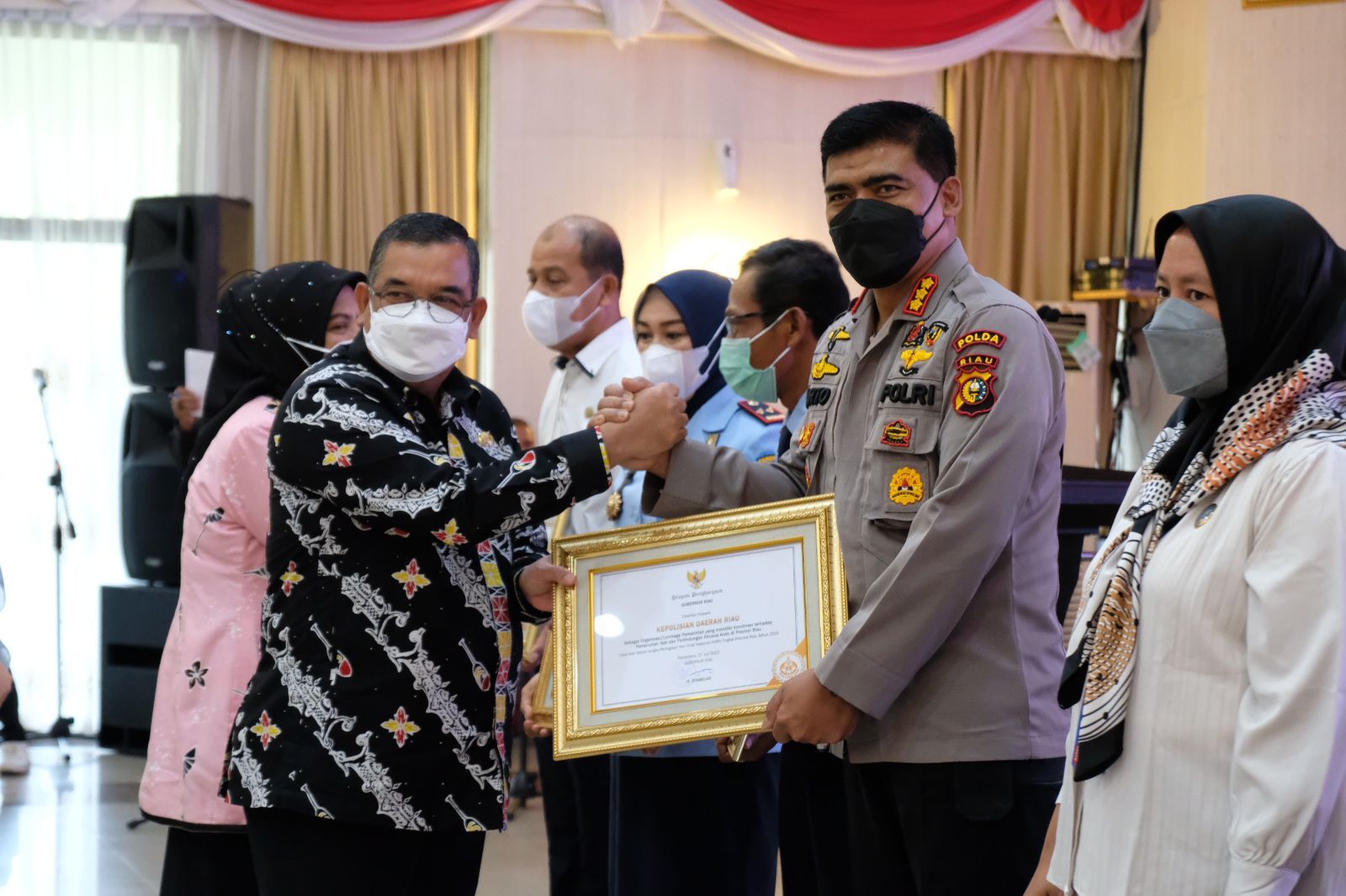 Kapolda Riau Terima Penghargaan Komitmen Pemenuhan Hak Anak Pada HAN 2022