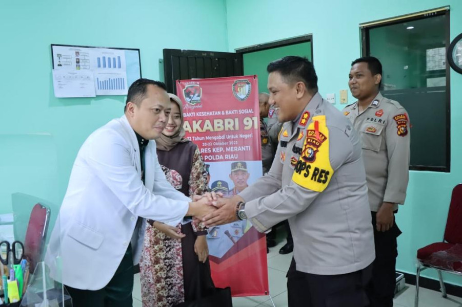 Hari Bakti Kesos Akabri 1991, Polres Meranti Berikan Pelayanan Kesehatan Gratis dan Salurkan Bansos