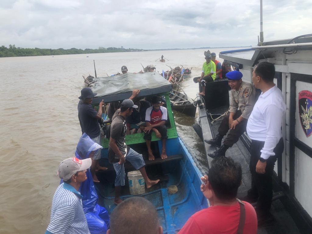 Satpolairud Kepulauan Meranti Dengarkan Keluh Kesah Nelayan
