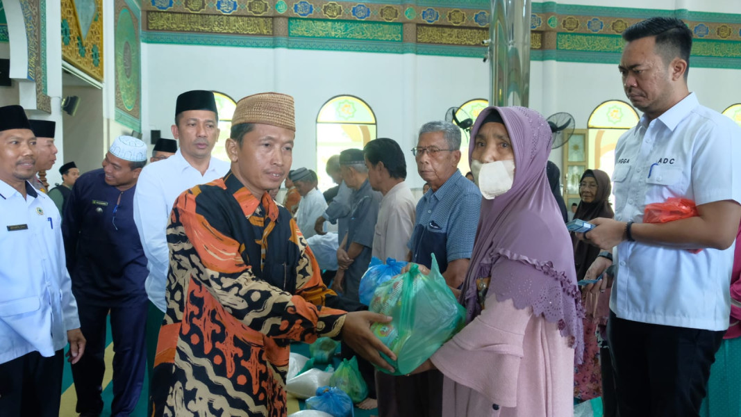 Bupati H.M Adil Hadiri Pendistribusian Dana Zakat Konsumtif Ramadan