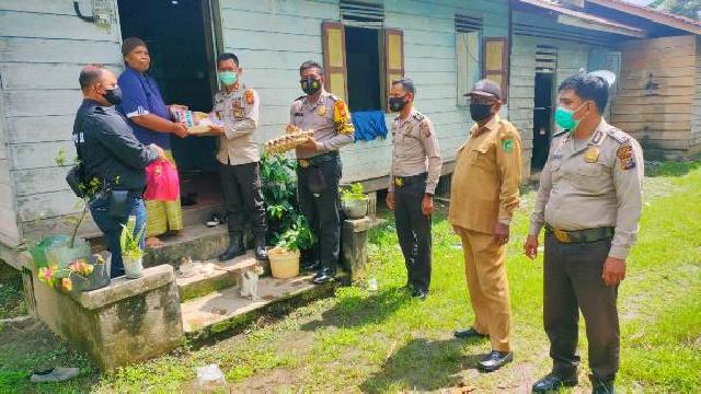Berbagi Berkah, Polisi Antar Paket Sembako untuk Janda di Desa Permai