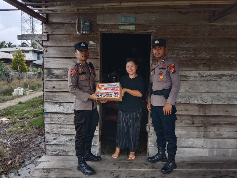 Polres Meranti Berikan Bansos Kemanusiaan kepada Kaum Duafa di Selatpanjang Timur