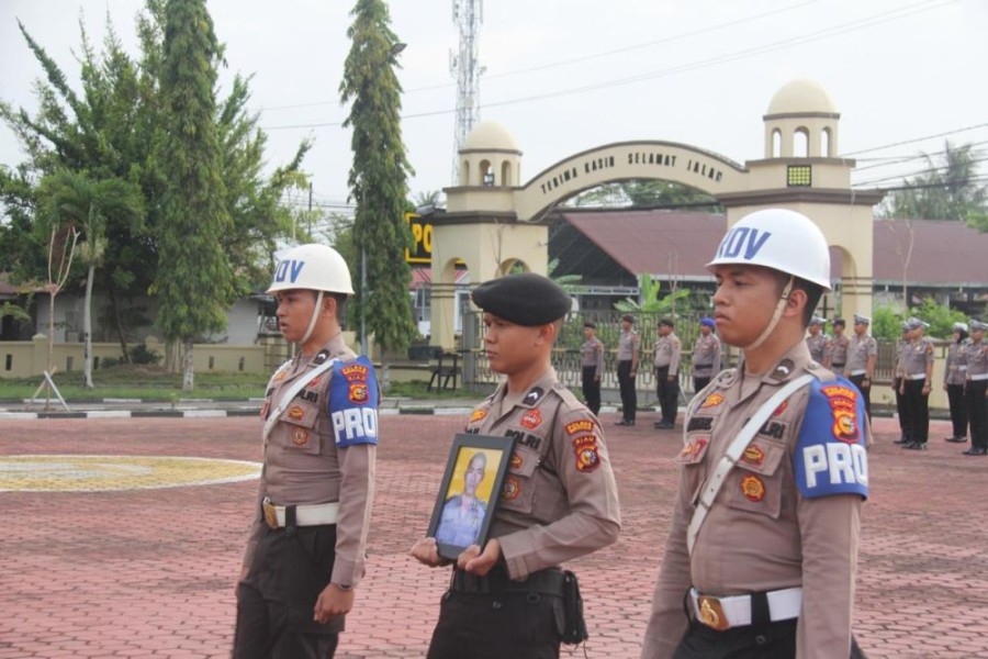 Kapolres Bengkalis AKBP Fahrian Pimpin Upacara Pemecatan Personel Desersi DPO Narkoba