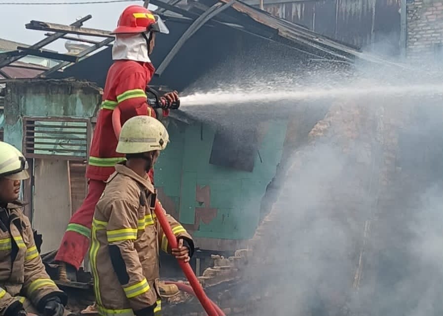 9 Unit Mobil Damkar Diterjunkan Atasi Kebakaran Hebat di Jalan Agus Salim Pekanbaru