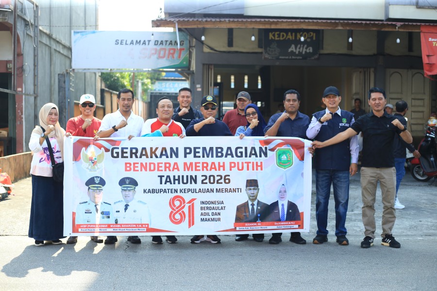 Bupati Asmar Pimpin Langsung Pembagian 1.000 Bendera Merah Putih