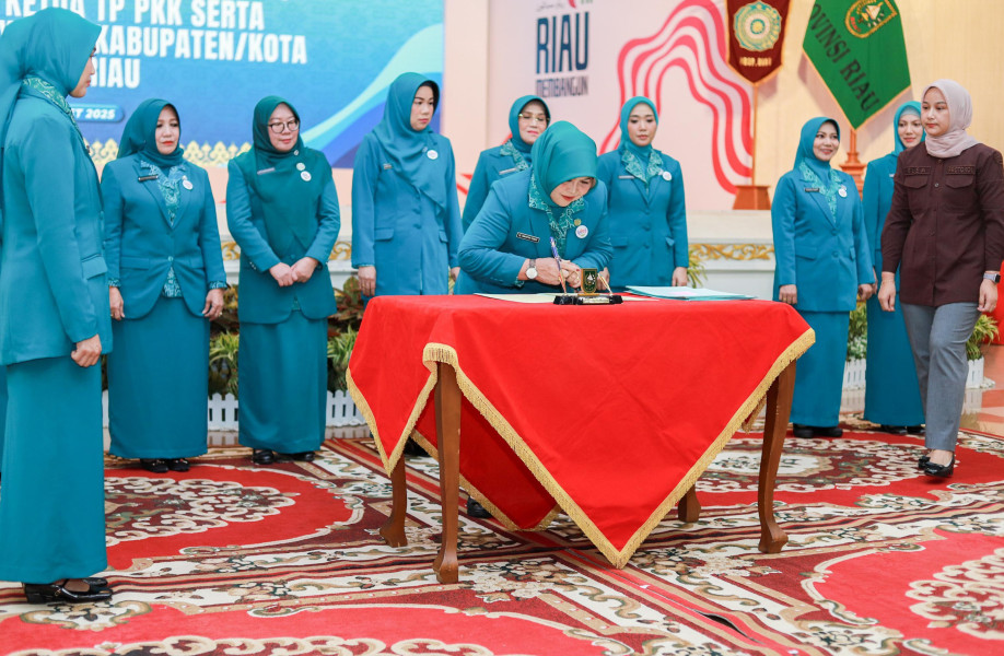 Hj. Ismiatun Dikukuhkan sebagai Ketua TP-PKK dan Ketua Pembina Posyandu Kepulauan Meranti