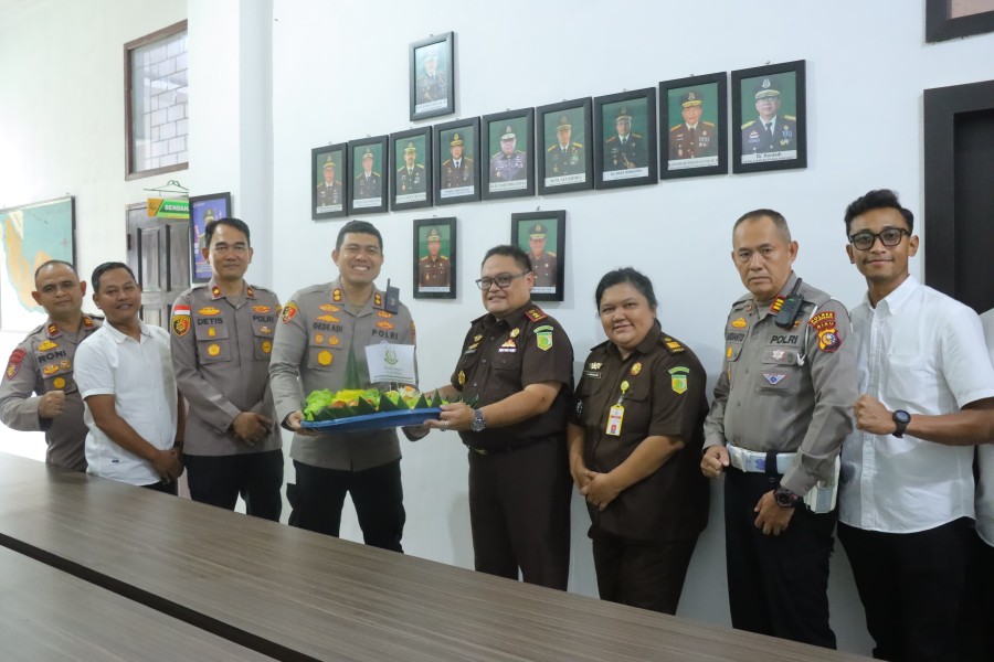 Hari Bhakti Adhyaksa, Kapolres Kepulauan Meranti Beri Kejutan Tumpeng ke Kejari