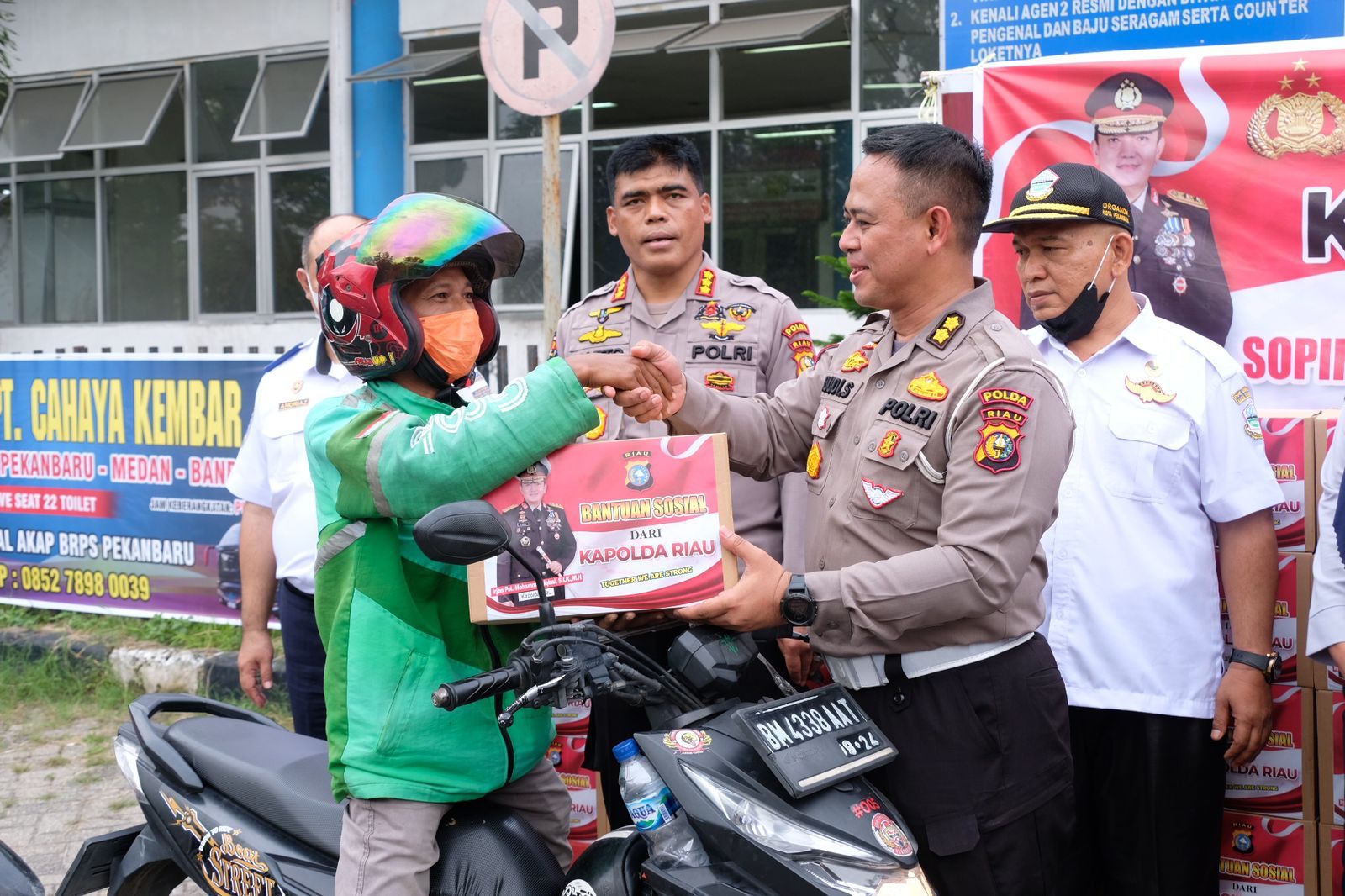 Polda Riau dan Jajaran Bagikan 5 Ribu Paket Sembako