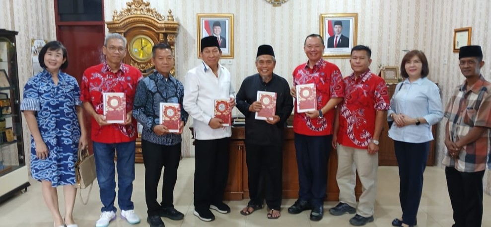 PSMTI Serahkan Alquran Berornamen Tionghoa ke LAMR