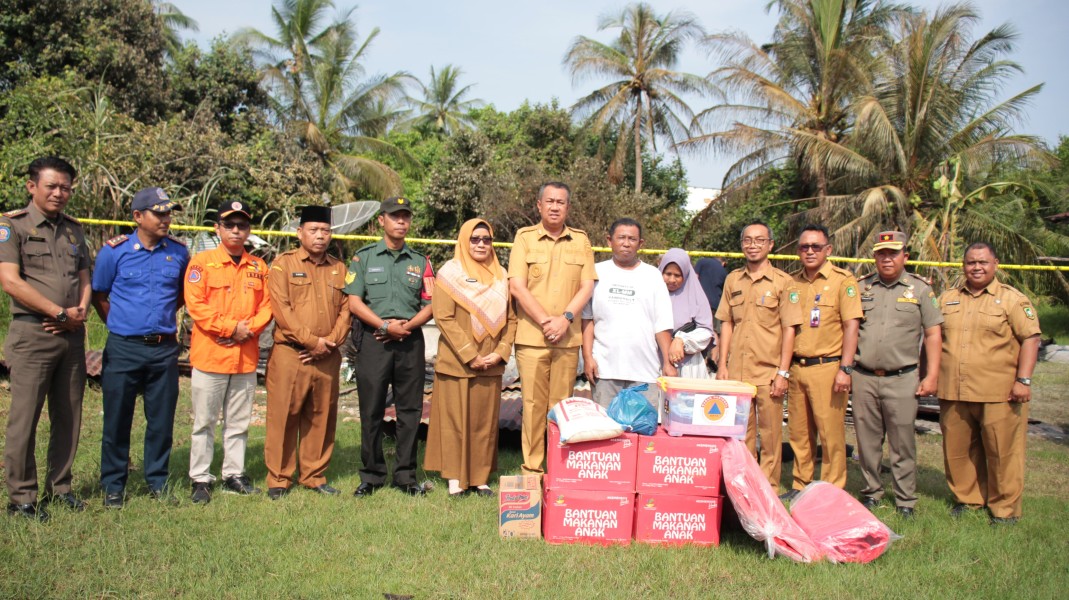 Tinjau Lokasi Kebakaran, Wabup Muzamil Serahkan Bantuan Langsung ke Korban