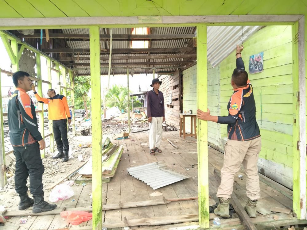BPBD dan Masyarakat Bersihkan Puing Bangunan Korban Longsor di Inhil