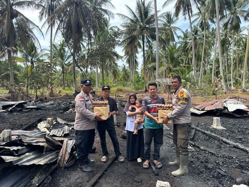 Polsek Rangsang Bantu Korban Kebakaran Rumah dengan Paket Sembako
