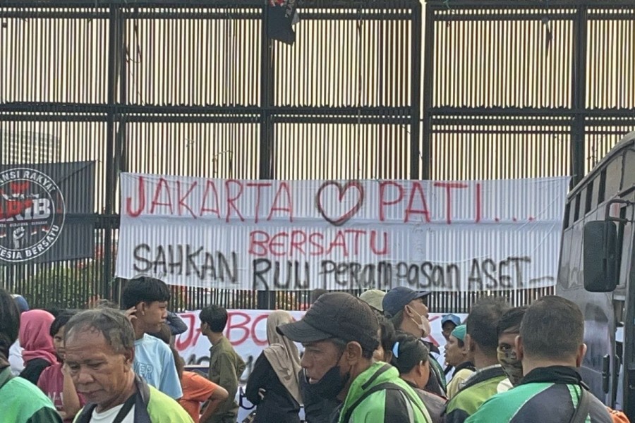 Desak Pengesahan UU Perampasan Aset, Puluhan Warga Pati Bikin Tenda di Depan Gedung DPR