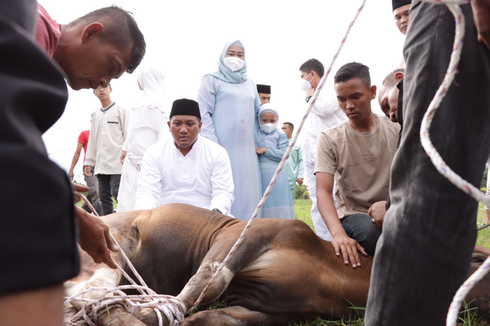 Kapolres Kepulauan Meranti Saksikan Penyembelihan Hewan Kurban