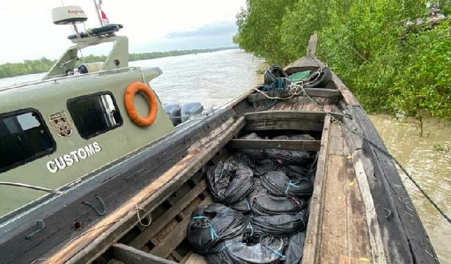Bea Cukai Riau Tangkap Dua Kapal Penyelundup, Bawang hingga Ban Bekas dari Malaysia  