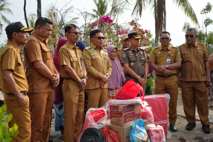 Kunjungi Korban Kebakaran, Bupati Meranti Serahkan Bantuan dan Janji Bangun Rumah Baru