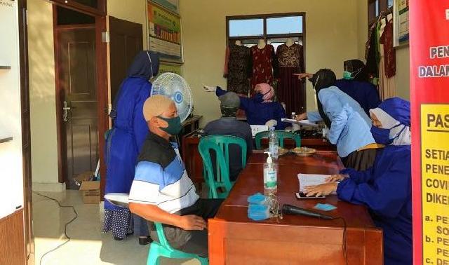 Mahasiswa KUKERTA BK UNRI Bantu Sukseskan Kegiatan Vaksinasi di Desa Pasir Makmur