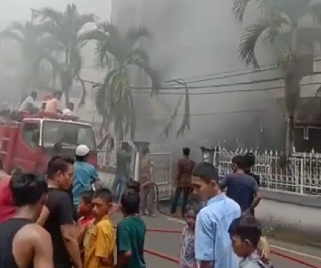 Bangunan Bekas Kantor DPRD Rokan Hilir Terbakar