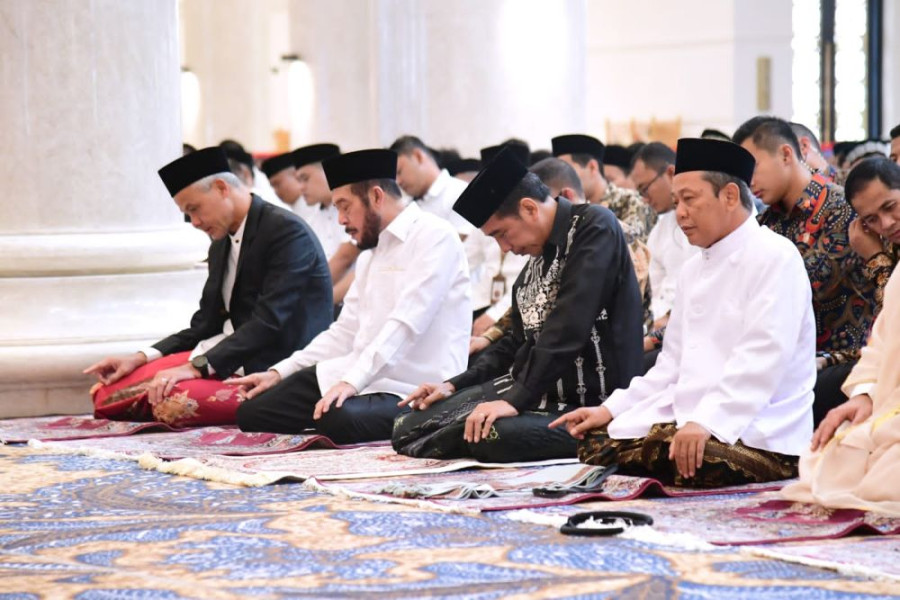 Presiden Jokowi dan Ibu Iriana Salat Idulfitri di Masjid Sheikh Zayed