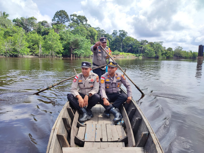Berdayung Sampan di Sungai Endemik Buaya Muara, Polsek Rangsang Barat Lakukan Cooling System Pemilu