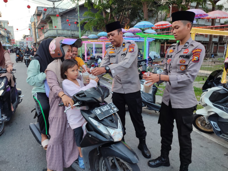 Giliran Pengendara Motor Pakai Helm dapat Takjil Gratis dari Polres Meranti