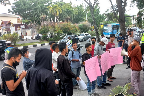 Aktivis Aspemari Gelar Unjuk Rasa Didepan Menara Dang Merdu Bank Riau Kepri