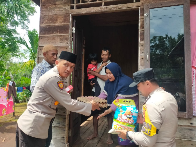 Kapolsek Merbau Bantu Dua Keluarga Balita Stunting di Desa Sei Anak Kamal