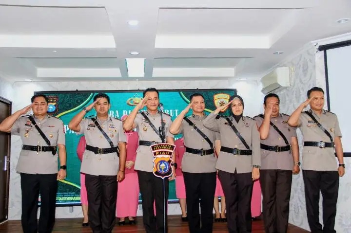Kapolresta Pekanbaru Lantik Dua Kasat, Kabag dan Empat Kapolsek Baru