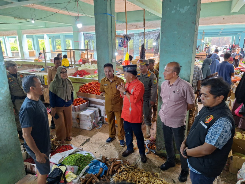 Plt Bupati Bersama Polres Kepulauan Meranti Turun Ke Pasar Pastikan Stok dan Harga Pangan Aman