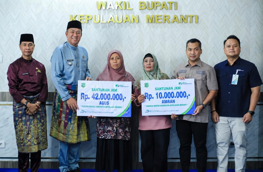 Wabup Kepulauan Meranti Serahkan Santunan BPJS Ketenagakerjaan