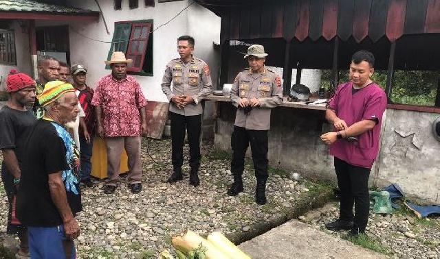 Satgas Binmas Noken Ops Damai Cartenz-2022 Bantu Mesin Cacah Rumput Untuk Pakan Ternak
