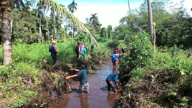 Warga Desa Alai Selatan Goro Bersihkan Parit