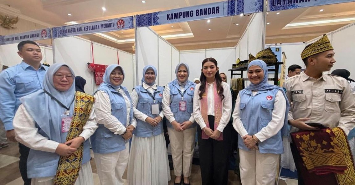 Selvi Gibran Borong Produk Sagu Meranti, Tertarik dengan Ragam Olahan dan Songket Sagu