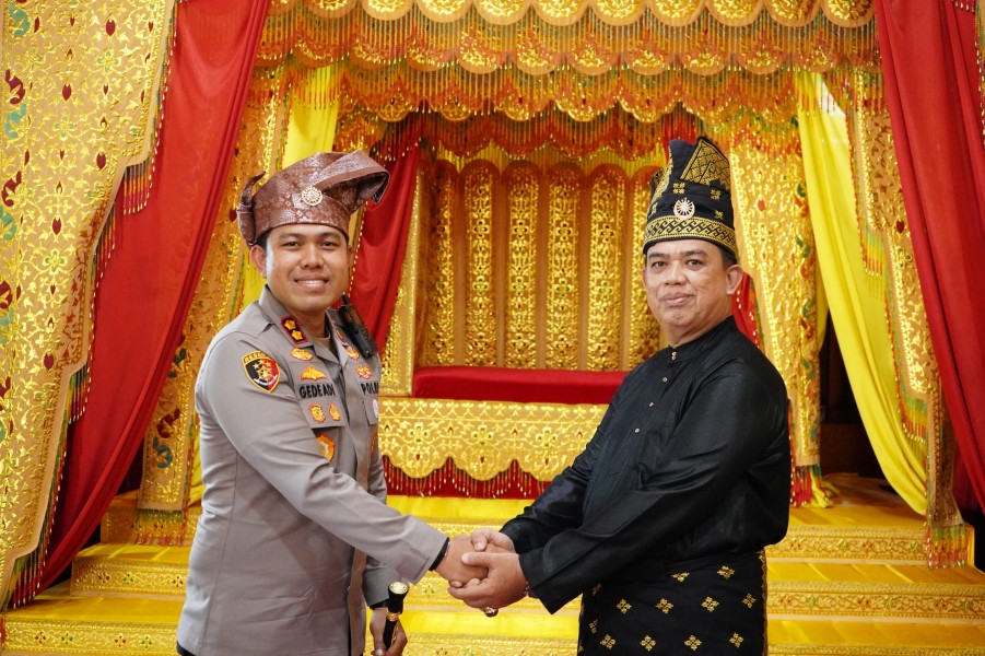 Prosesi Tepung Tawar Kapolres Simbol Sinergi LAMR dan Polri Jaga Kamtibmas di Meranti